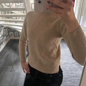 Beige stickad tröja - Säljer en enkel och stilren beige stickad tröja från Carin Wester i strl S💕Tröjan har långa ärmar och passar till det mesta😍