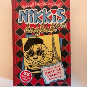 Nikkis dagbok #15: Berättelser från ett (inte så lyxigt) Parisäventyr - Följ med Nikki på ett galet och roligt Parisäventyr! Den femtonde delen i den populära dagboksserien bjuder på massor av humor, vänskap och pinsamma händelser. Perfekt för dig som gillar serier och dagboksberättelser.