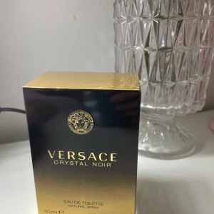 Versace Crystal Noir Eau de Toilette 30ml - Versace Crystal Noir Eau de Toilette i elegant svart och guld förpackning. Doften är sensuell och lyxig, perfekt för dig som gillar exklusiva parfymer. Flaskan rymmer 30 ml och är en naturlig spray.