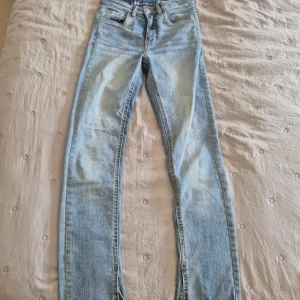 Ljusblå jeansbyxor från LAB - Säljer ett par ljusblå jeansbyxor från LAB i klassisk femficksmodell. Byxorna har raka ben, knapp och dragkedja framtill samt bälteshällor. Perfekta för dig som gillar en enkel och tidlös stil.