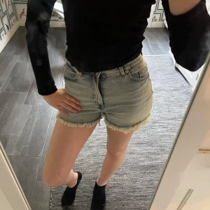 Ljusblå jeansshorts - Ljusblå jeansshorts från H&M💕 Supersköna och perfekt till sommaren😍