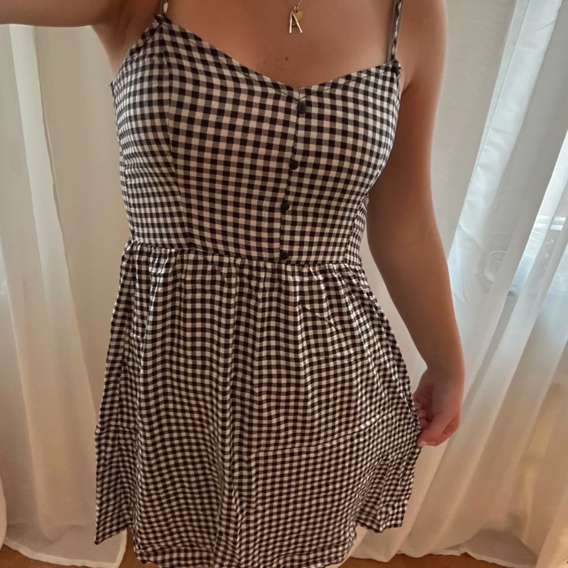 Svartvit rutig klänning med smala axelband - 1