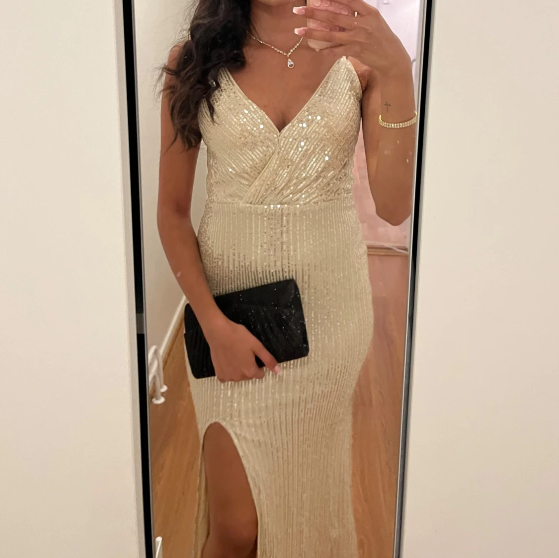 Champagnefärgad glittrig långklänning med slits - 1