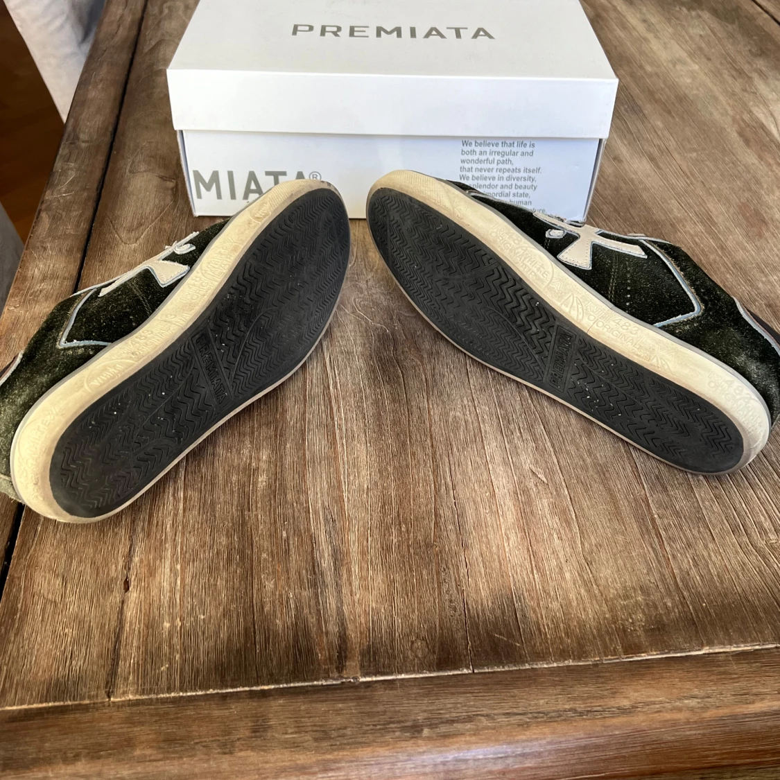 Premiata sneakers i mörkgrön mocka - 1