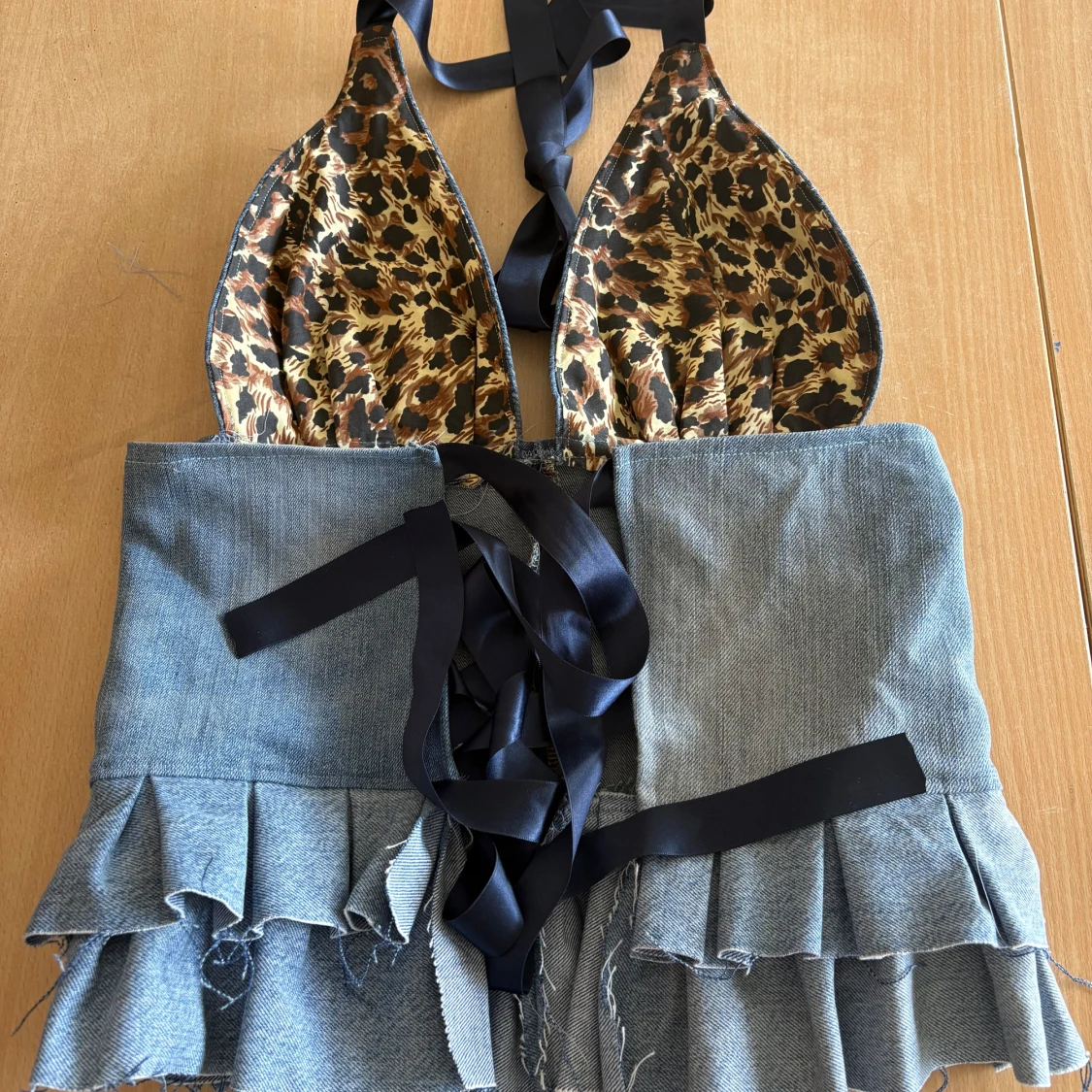 Jeans korsettopp med volang och leoparddetalj - 2