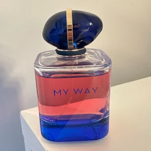 Parfym - Parfym från emporio Armani 90ml, nypris ligger mellan 950-1600kr, mängd ser ni på bilden🤗