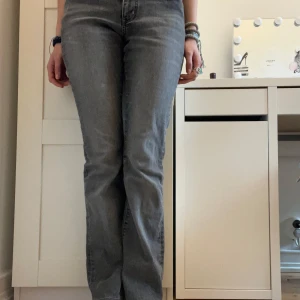 Grå bootcut jeans från Vero Moda - Snygga grå jeans från Vero Moda med klassisk femficksdesign och bootcut passform. Jeansen har normalhög midja och subtila slitningar för en cool look. Perfekta till vardags med en t-shirt eller hoodie. Finns några små fläckar på framsidan, därav priset.  Hör av er om fler frågor 💓
