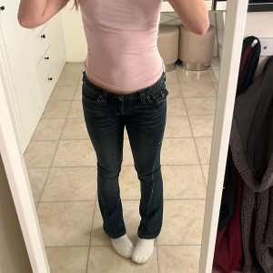 True Religion Joey Low Rise Flare jeans - Mörkblå jeans från True Religion, modell Joey Low Rise Flare. Strl 26 w. Säljer för att dom inte sitter bra på mig💗