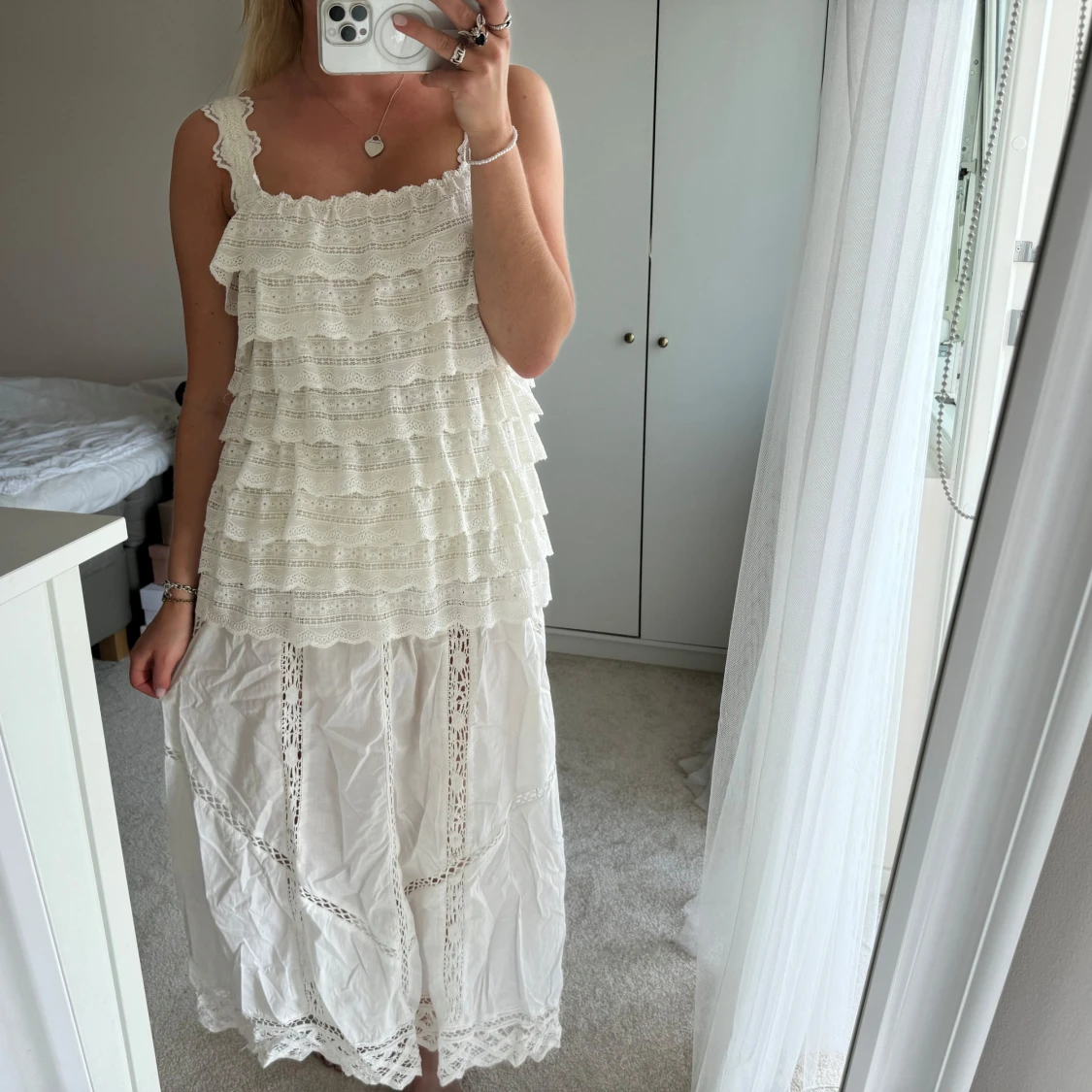 Vit volangig spetslinne - 4