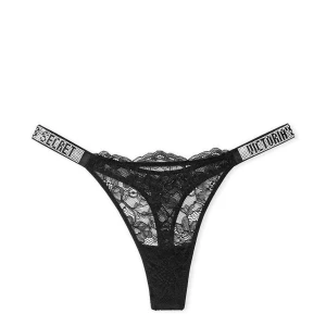 Svart spetsstring från Victoria's Secret - Svart stringtrosa i spets från Victoria's Secret med dekorativa band där det står 'SECRET' och 'VICTORIA'. Snygg och feminin design med blommigt spetsmönster och elastiska band i midjan. oanvänd 