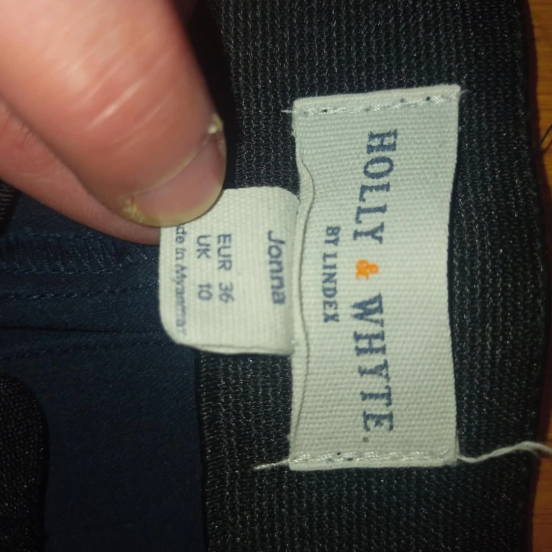 Marinblå byxor med guldknappar från Holly & Whyte - 3