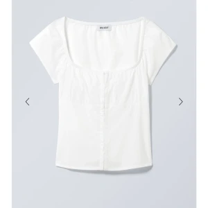 Vit topp med fyrkantig ringning från Weekday - Säljer min svin snygg tröja från weekday❤️‍🔥 Säljer för att den var för liten, aldrig använd med prislapp kvar! Pris går att diskuteras🩷