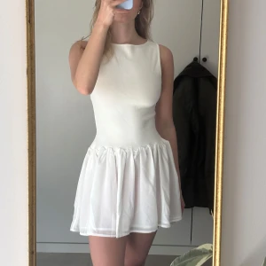 Studentklänning - Så fin och elegant klänning från Meshki 💕💕 Säljer då jag valt att ha en annan klänning på studenten. Klänningen är helt ny med originalförpackning och alla lappar kvar! 