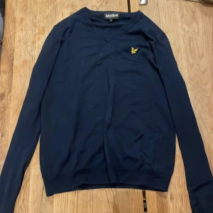 Lyle and scott tröja - Mörkblå lyle and scott tröja, storleken är L men jag själv har S o den passar mig väldigt bra
