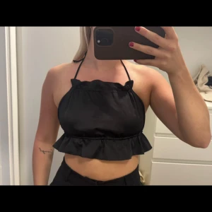 Svart linne med öppen rygg  - Svart linne ifrån Gina tricot, storlek S🦋