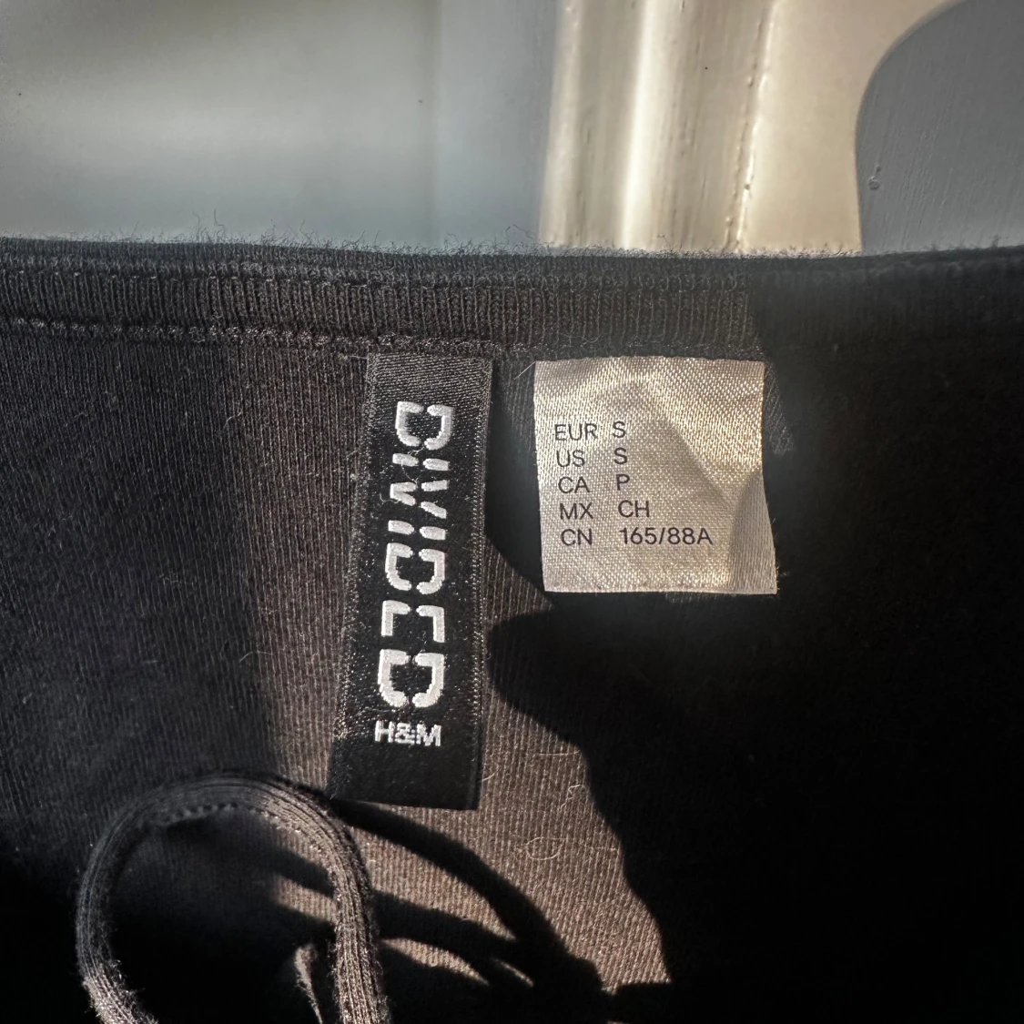 Svart croppad topp med snörning från H&M Divided - 2