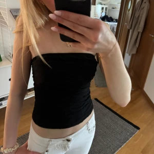 Svart tubtopp - Säljer en svart tubtopp med enkel och stilren design. Perfekt till sommaren!!❤️