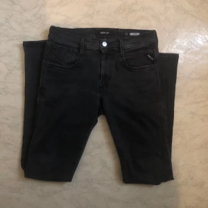 Replay Anbass jeans 👖  - Säljer ett par svart gråa Replay Anbass jeans i storlek 30/34. Otroligt snygga och sköna!