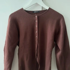 Brun kofta från Gina Tricot - Säljer en brun kofta från Gina Tricot i storlek XS. Superfin och bara använd ett fåtal gånger ❤️❤️