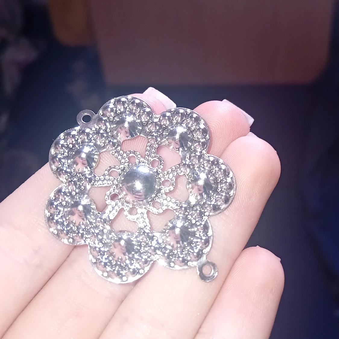 Silverfärgat blomformat hänge med pärla och strass - 1