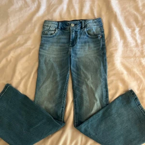 Blå jeansbyxor från Blue Ridge Flare 140 - Säljer ett par klassiska blå jeansbyxor från Blue Ridge i modellen Flare 140. Byxorna har fem fickor, knapp och dragkedja framtill samt utsvängda ben. Pris kan diskuteras ❤️