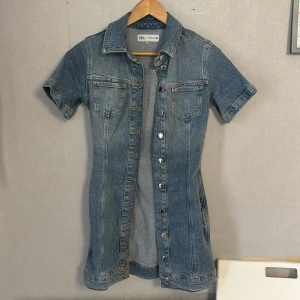 Jeansklänning från Zara - Jätte fin Jeans klänning köpt från zara förra sommarn. Endast använt den 2 ggr, har inga defekter och är i bra skick. Skriv privat för fler bilder!! Säljer då den inte kommmer till användning längre. 