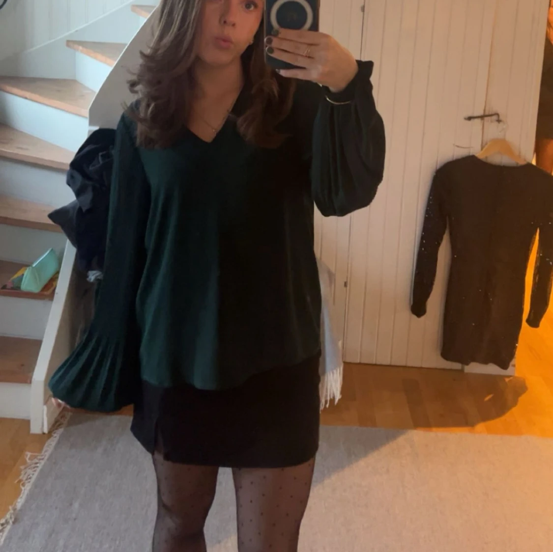 Mörkgrön v-ringad blus med vida ärmar