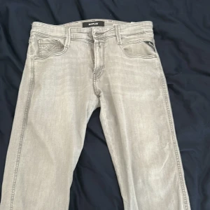 Ljusgrå jeans från Replay - Ljusgrå jeans från Replay anbass slim fit strl W30 L32