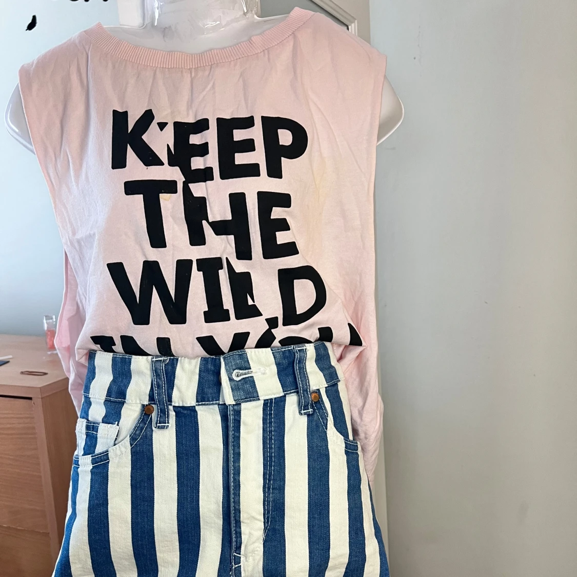 Rosa linne med tryck och jeans shorts