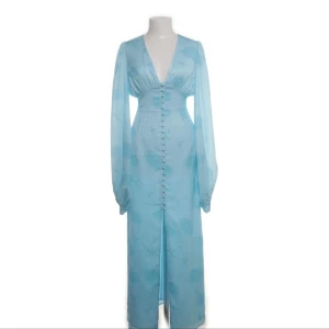 Ljusblå långklänning från Adoore  - Säljer denna fina Adoore klänning då den tyvärr inte kommer till användning. Använd endast en gång