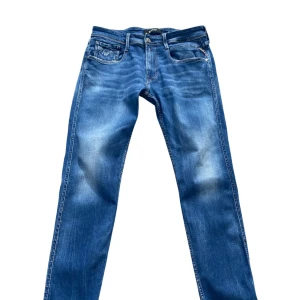 Feta Replay Anbass Jeans  - Snygga jeans med en passform mellan slim och rak – sitter riktigt bra och funkar till allt! 👖 Storlek 33, i fint skick och redo att användas direkt ✅ Perfekta både till vardags och mer uppklädda outfits ✨ Har du frågor eller vill se fler bilder? Skicka ett meddelande – jag svarar snabbt ✉️ Priset är oftast förhandlingsbart vid snabb affär 💬