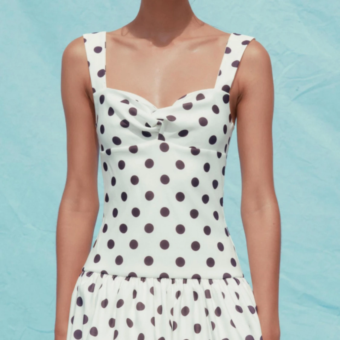 Vit kortklänning med svarta prickar - 1