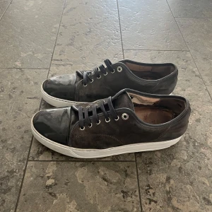 Lanvin skor - Säljer nu dessa feta lanvin skor i storlek 43| Skick 8/10 innersulan har defekter samt sulan men utsidan är riktigt fräsch | Skriv vid funderingar|