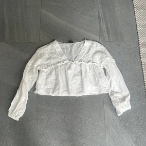 Vit blus från Gina Tricot - Säljer en söt vit blus från Gina Tricot i storlek XS. Långärmad och tillverkad i ett ganska tunt tyg, ganska kort. Inga defekter, använd en gång🩷🩷