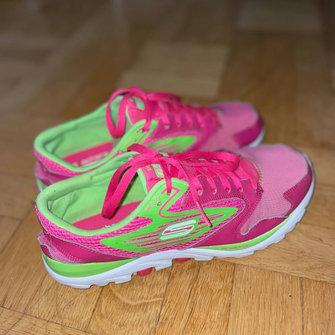 Rosa och gröna Sketchers