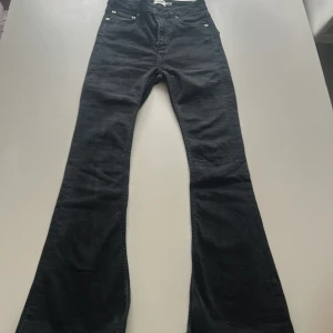 Svarta flare jeans från 157 Snake Flare - Svarta jeans med flare-modell från 157 Snake Flare. Byxorna har råa, fransiga benslut och klassisk femficksdesign. Perfekta för dig som gillar en trendig och avslappnad stil. Urtvättad modell🖤