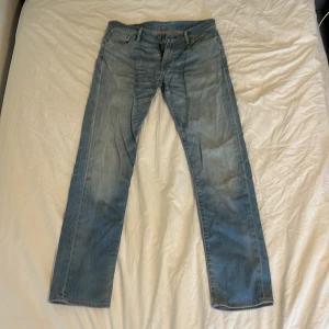 Levi's 504 ljusblå jeans W30 L34 - Ljusblå Levi's 504 jeans med raka ben och normal passform. De är i hyggligt skick, det finns lite smuts på dem, annars är de fina.