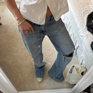 Jeans - Så coola slitna baggy jeans!!! De är 40cm över midjan och 84cm i innersöm🩵🩵