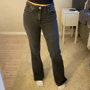 Svarta raka jeans med slits  - Svarta raka jeans från Tally Weijl. Storlek 38, Mid-high waist. Använda 1 gång