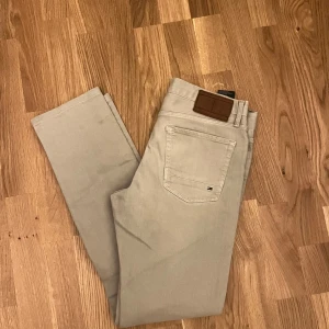 Sandfärgade Tommy hilfiger jeans  - Fina sandfärgade Tommy Hilfiger jeans som passar storlek 31 till 32. Inga effekter eller skador på jeansen. Jag har själv inte använt dem så därför säljer jag. Kontakta gärna vid frågor!