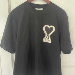 Ami t-shirt - Helt ny Ami t-shirt| aldrig använd | storlek M sitter större | kom privat för fler bilder eller frågor!