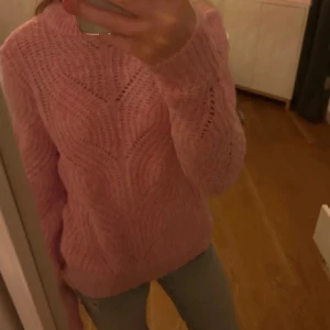 Rosa stickad tröja från Pieces - Mysig rosa stickad tröja från Pieces med ett snyggt mönster. Tröjan har lång ärm och rund halsringning. Perfekt för dig som gillar en feminin och bekväm stil. Aldrig använd och förekommer inga defekter 💕