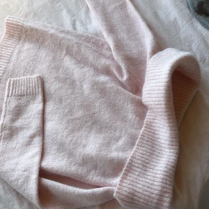 Ljusrosa stickad tröja från Gina Tricot - Supermjuk ljusrosa stickad tröja från Gina Tricot. Tröjan har långa ärmar, bred ribbad mudd vid hals, ärmslut och nederkant. enkel att matcha med jeans eller kjol. Fint skick, skriv vid frågor, jag kan gå ner i pris💗💗