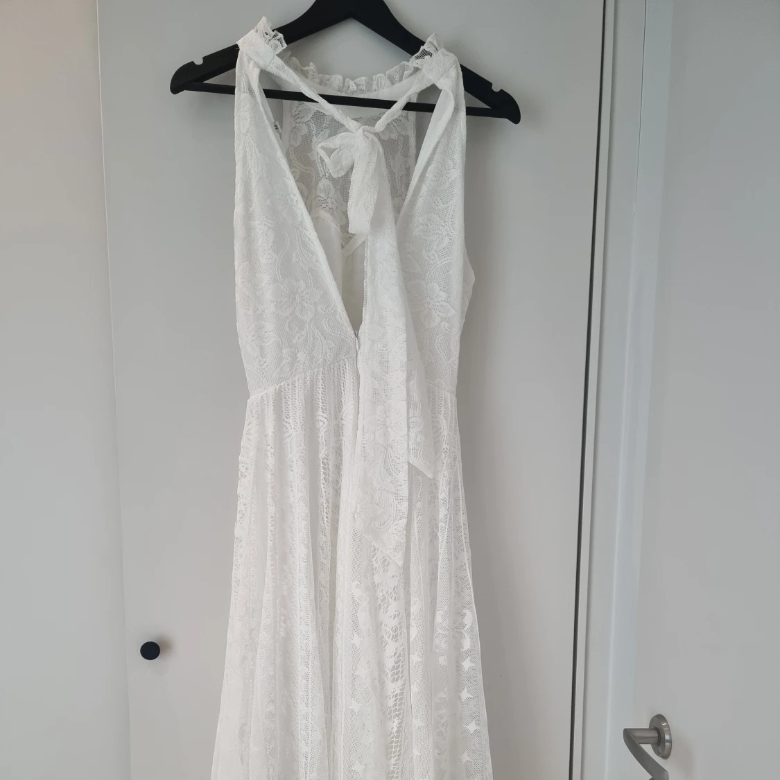 Vit långklänning med spets och knyt i nacken - 3