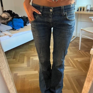 Blå bootcut jeans  - Blå bootcut jeans med cool slit detalj! Vintage Levi’s. Jag had 36/38 i jeans och är 171!!