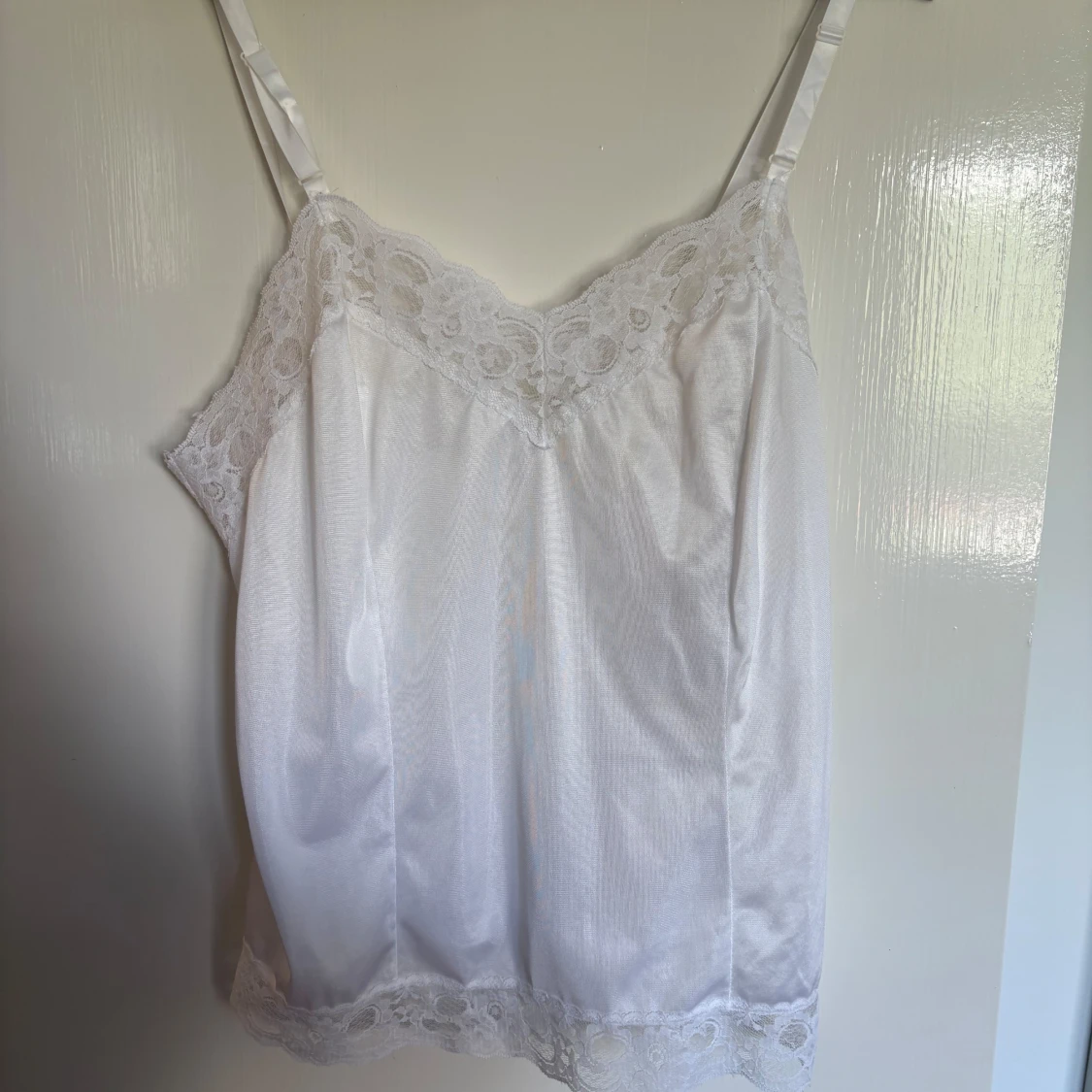 Vit linnetopp med spetsdetaljer