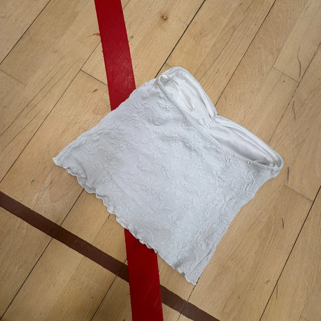 Vit spets tubtopp med liten blomdetalj - 1