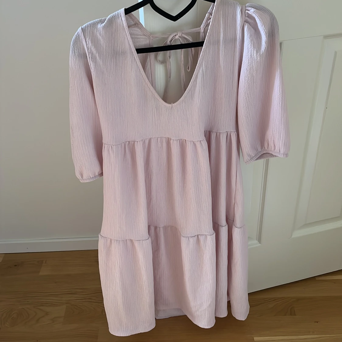 Ljusrosa klänning med puffärm och knyt i ryggen