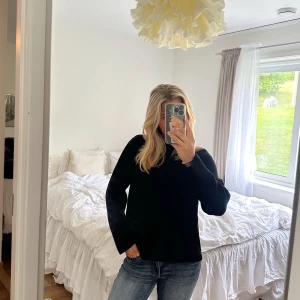 Stickad tröja  - Säljer en stilren finstickad svart tröja från Object. Den är väldigt mjuk i materialet. Storlek M, köpt för 499 kr 