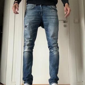 Dondup george  - Tja säljer dessa dondup jeans i modellen George och tag finns kvar. Skicket är 9/10 har andvänts få gånger och det finns inga defekter. Priset är endast 699kr. Modellen är 185cm och det är storlek W32. Hör gärna av dig om du har någon fråga🙌